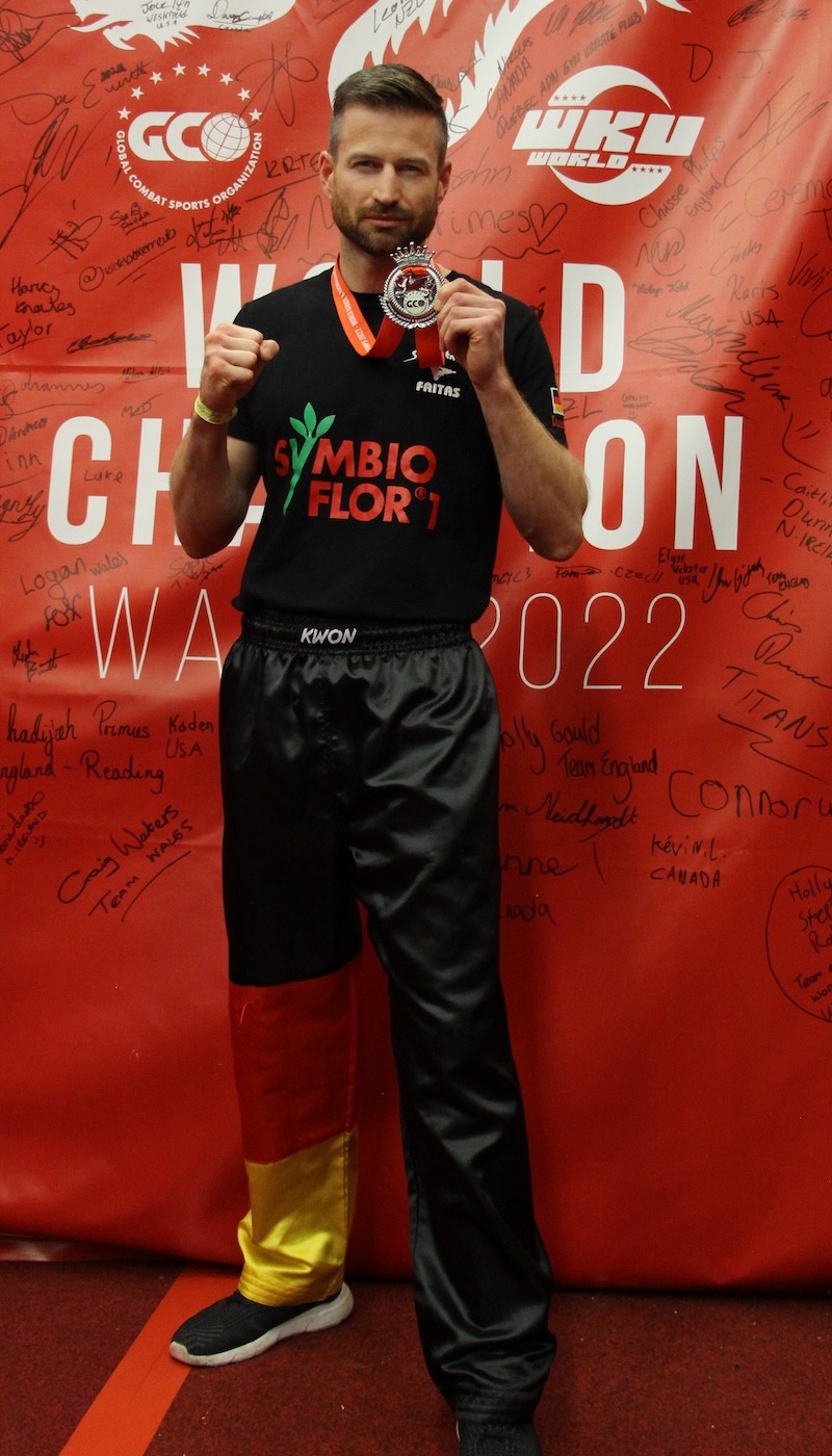 Thorsten Müller, Kampfsport-Trainer und Mindset-Coach, mit WM-Medaille